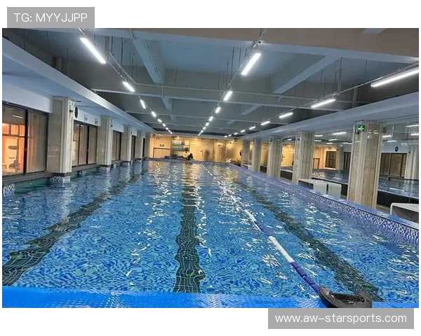 国际游泳教练在训练中采用科技手段监测恢复与训练负荷，资深游泳教练